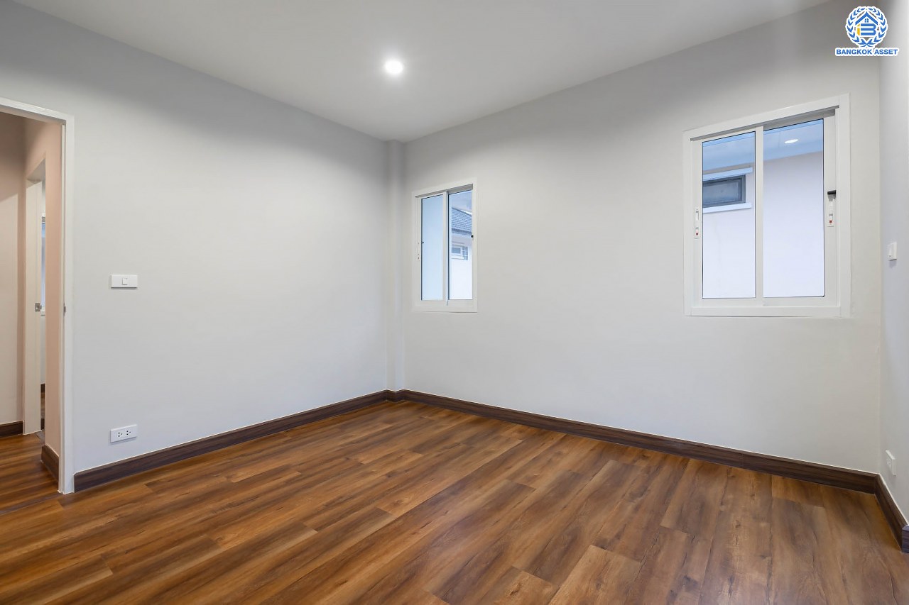 บ้านมือสองตกแต่งใหม่ ม.เพชรวัฒนะ เลียบคลองประปา บ้านเดี่ยวเนื้อที่ 50 ตร.ว. ฟังก์ชันพร้อม 3 ห้องนอน 3 ห้องน้ำ จอดรถได้ 2 คัน บนทำเลเชื่อมต่อแจ้งวัฒนะ, ถนนศรีสมาน, ถนนสรงประภา เดินทางสะดวก ใกล้ทางด่วน "อุตราภิมุข" และรถไฟฟ้าสายสีแดง "สถานีหลักสี่"